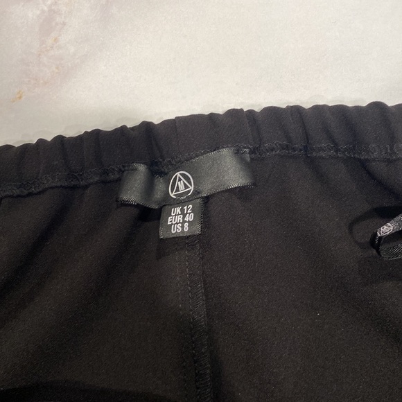 Misguided off shoulder top. SZ 8 silver button accents. Quarter length sleeves - Picture 3 of 6